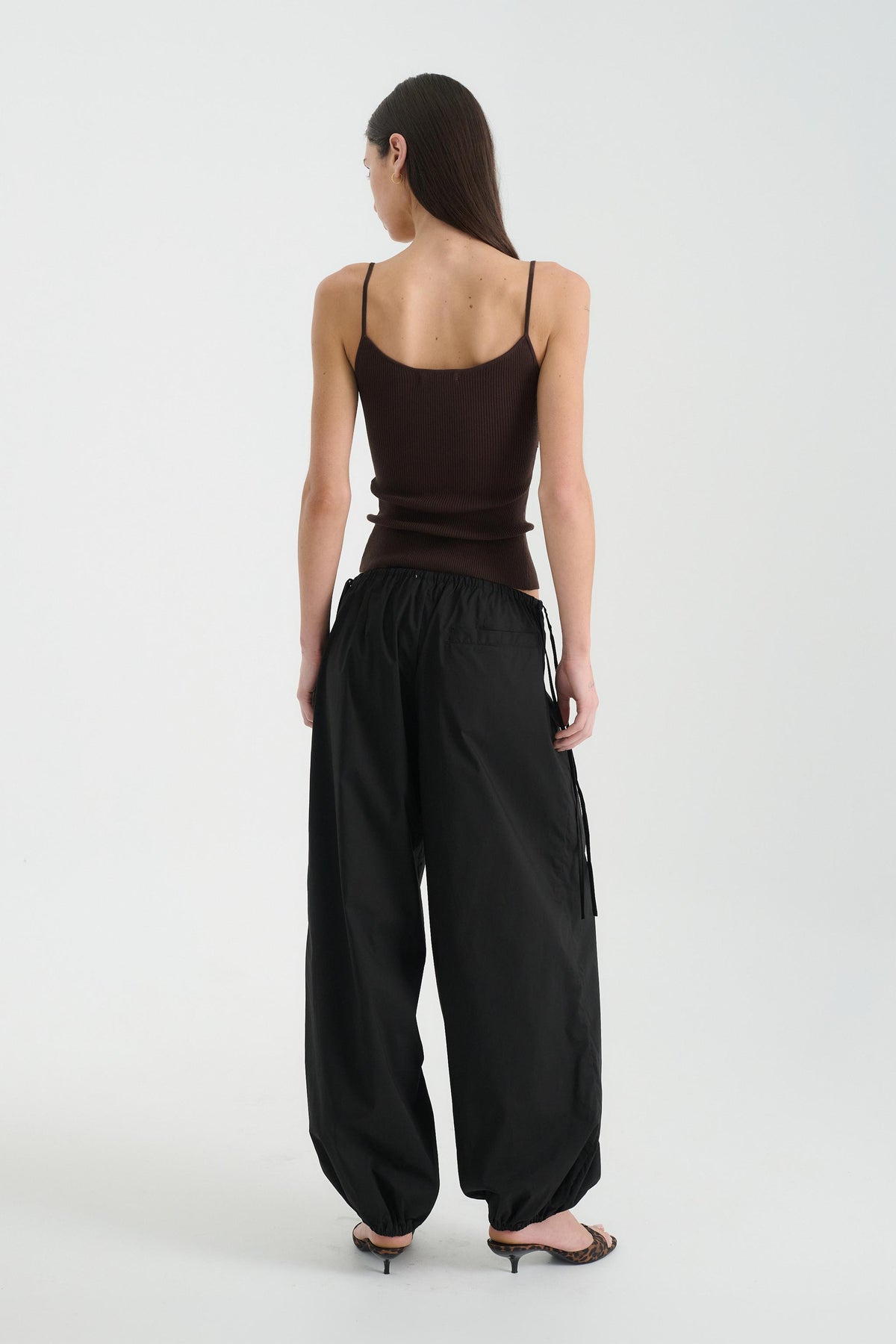 Arc Balloon Pants in Noir – back view