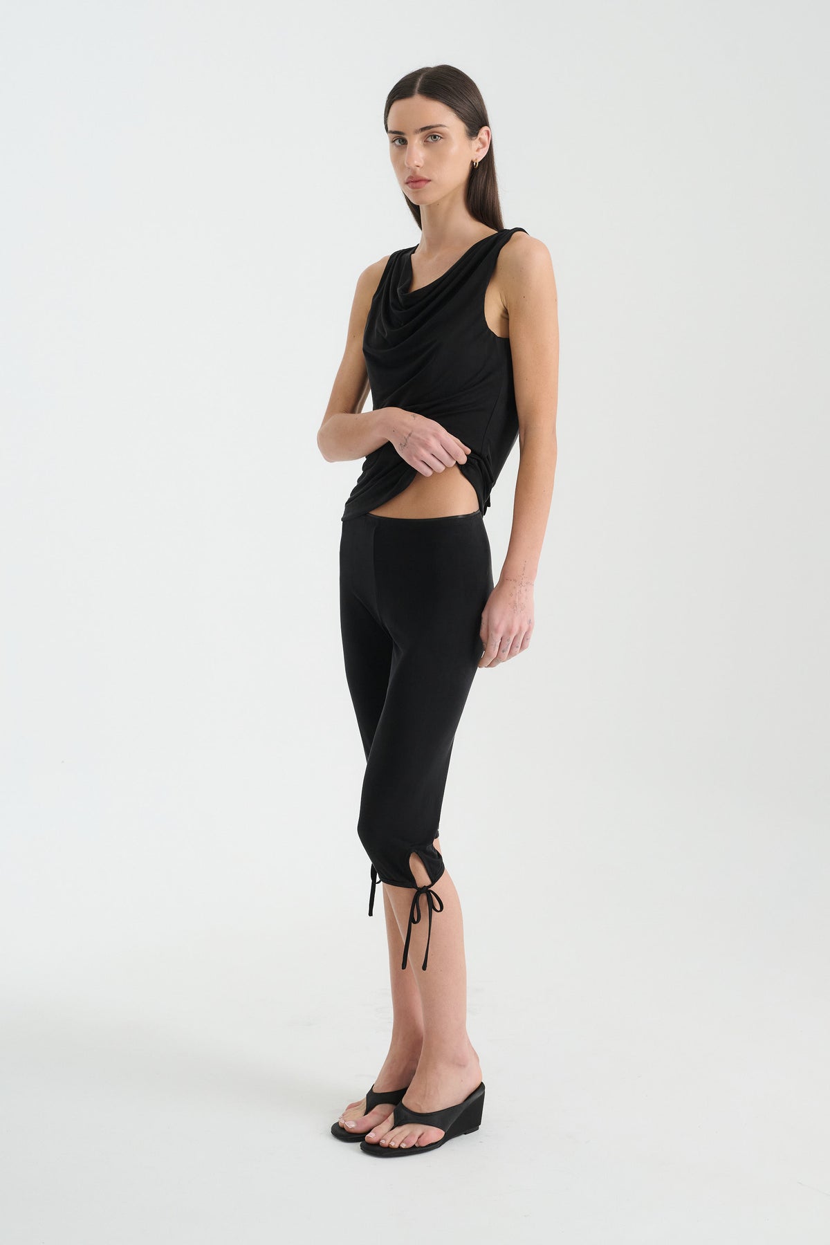 Penny Capri Leggings in Noir – three-quarter view