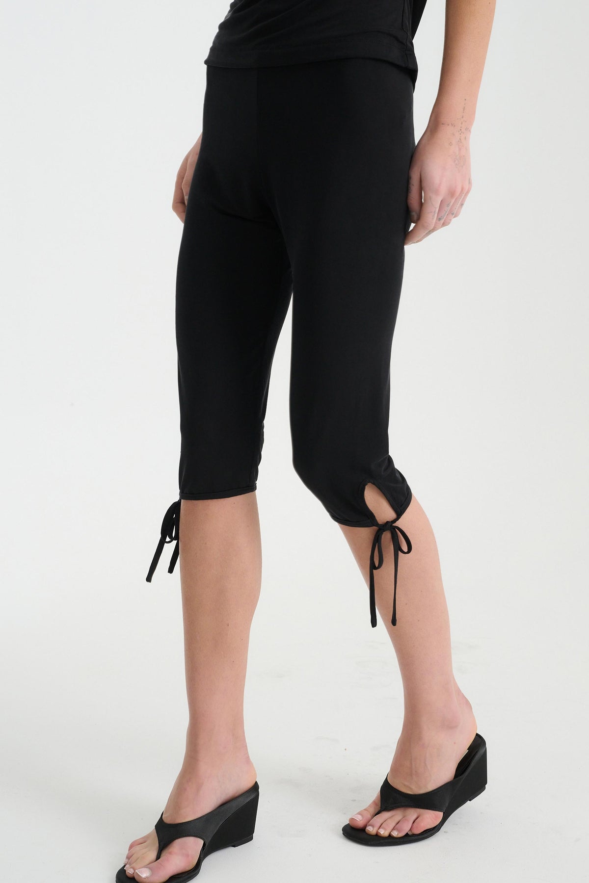 Penny Capri Leggings in Noir – ankle tie detail